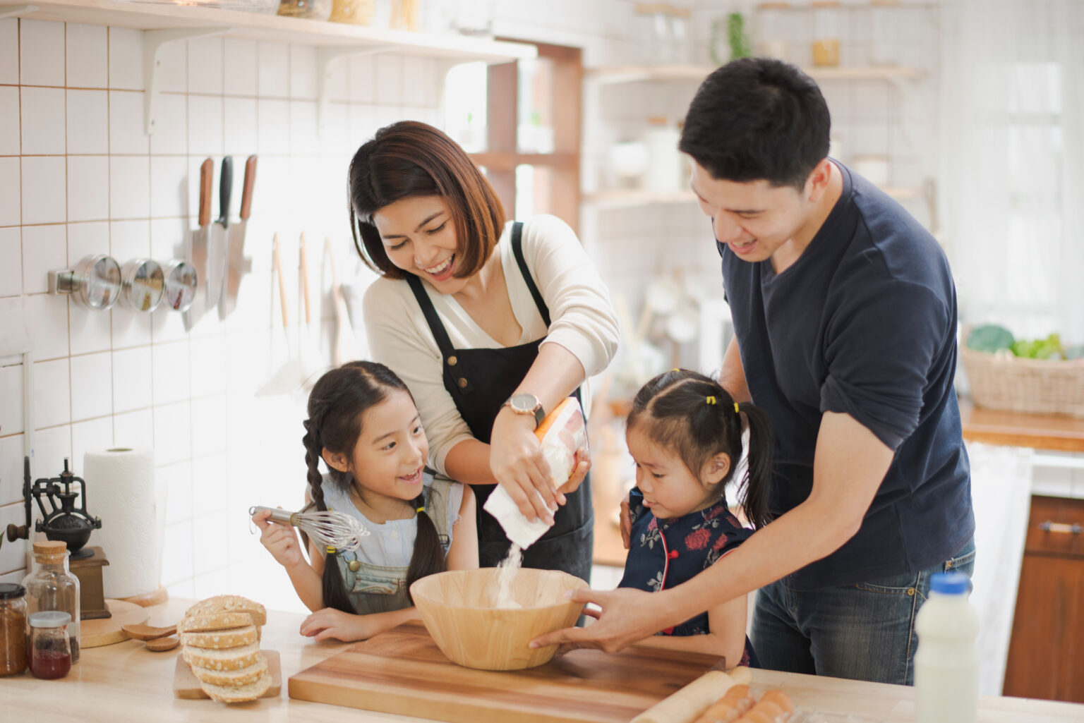 Những người thường xuyên phải nấu ăn, làm việc nhà nhiều giờ khiến cơ thể đau nhức 